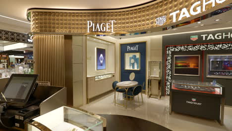 Im-Inneren-Des-Luxuriösen-Uhrengeschäfts-Piaget-Verkaufssitze-Für-Kunden,-Schaufenster