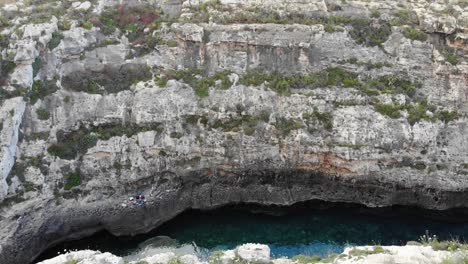 Blick-Hinunter-Zur-Flussüberführung-Zwischen-Felsigen-Klippen-In-Gozo,-Ghasri,-Insel-Malta
