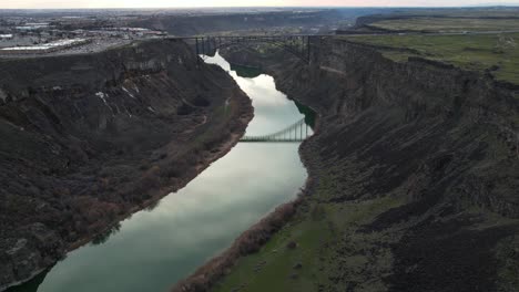 Perrine-Bridge-Above-Snake-River-Canyon,-Twin-Falls-Idaho-USA,-Revealing-Drone-Shot