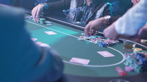 Casino-Händlerin-Verteilt-Pokerkarten-An-Eine-Gruppe-Von-Spielern
