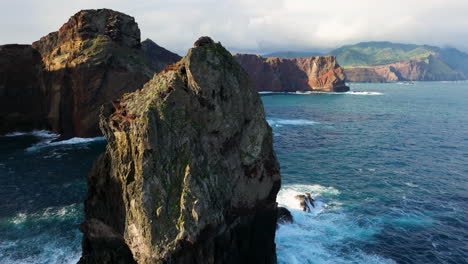 Klippen-Und-Felsen-Von-Ponta-De-Sao-Lourenco-Im-Osten-Madeiras,-Portugal---Drohnenaufnahme-Aus-Der-Luft