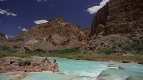 Frau-Im-Badeanzug-Genießt-Das-Türkisfarbene-Flusswasser,-Verstecktes-Juwel-Des-Grand-Canyon-Nationalparks,-Hopi-Salzpfad,-Zeitlupe