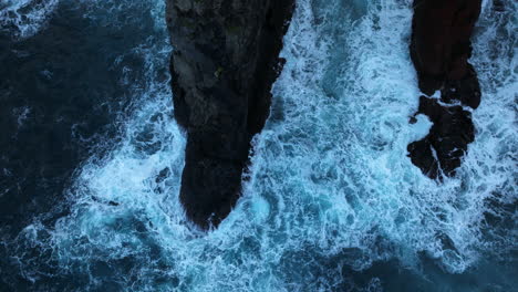 Gefährliche-Wellen,-Die-Am-Frühen-Morgen-Auf-Madeira,-Portugal,-Gegen-Die-Felsformationen-In-Ponta-De-Sao-Lourenco-Schlagen