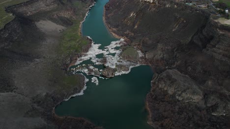 Luftaufnahme-Der-Pillar-Falls-Im-Malerischen-Snake-River-Canyon-In-Der-Nähe-Von-Twin-Falls,-Idaho,-USA