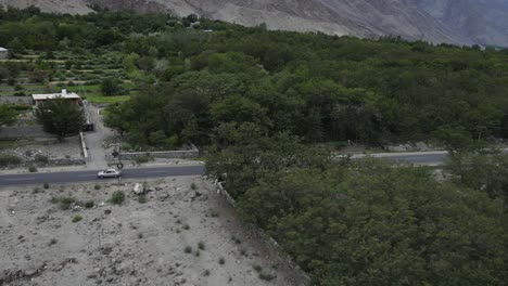 Vista-Aérea-Del-Tráfico-Por-Carretera-En-El-Valle-De-Hunza,-Pakistán