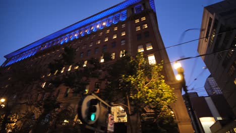 Centro-De-San-Francisco-Por-La-Noche,-Iluminación-En-Edificios-Y-Líneas-Eléctricas-De-Tranvía,-Vista-De-ángulo-Bajo