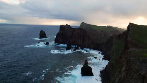 Schaumige-Wellen-Krachen-An-Der-Ponta-De-Sao-Lourenco-Im-Osten-Von-Madeira,-Portugal