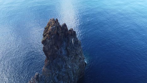 Imágenes-De-Drones-Sobre-La-Hermosa-Isla-Volcánica-Llamada-Madeira-En-Portugal