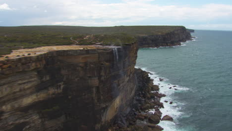 Wunderschöne-Wasserfalllandschaft-Mit-Klippen-An-Der-Australischen-Meeresküste,-Luftaufnahme