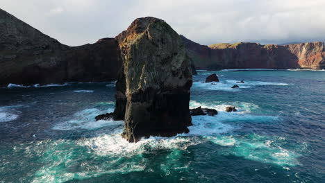Raue-Wellen-Treffen-Auf-Felsformationen-An-Der-Küste-Von-Ponta-De-Sao-Lourenco,-Insel-Madeira,-Portugal