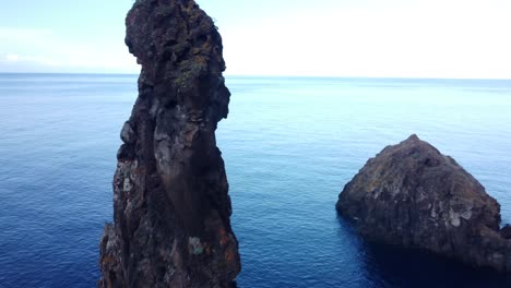 Ein-Riesiger-Felsen-Im-Meer-Auf-Madeira-In-Portugal-Namens-Ribeira-Da-Janela