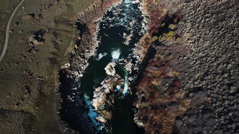 Aerial-View-of-Scenic-Snake-River-Canyon-Idaho-USA,-Revealing-Tilt-Up-Drone-Shot