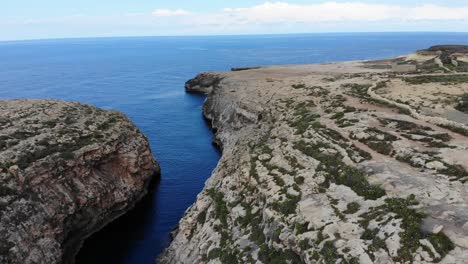 Río-Que-Entra-En-El-Mar-Mediterráneo-En-Gozo,-Vista-Del-Valle-De-La-Isla-De-Malta-Desde-El-Cielo