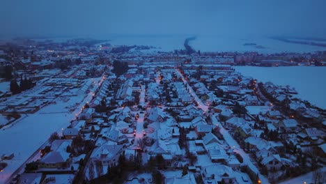 Häuser-In-Einer-Winternacht-Mit-Schnee-Bedeckt