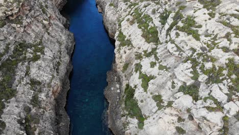 Luftaufnahme-Des-Gorge-Sea-Valley-Und-Der-Hohen-Klippen-In-Ghasri,-Gozo,-Insel-Malta-An-Einem-Sommertag