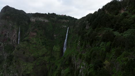 Majestuosa-Montaña-Con-Cascada-Escondida-De-La-Reserva-Natural-De-Rocha-Do-Navio-En-La-Isla-De-Santana-Madeira,-Portugal