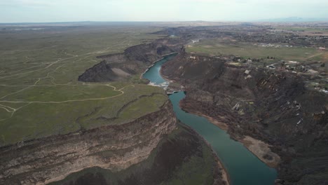 Vista-Aérea-Del-Cañón-Del-Río-Serpiente-Por-Cataratas-Gemelas,-Idaho-Usa,-Revelador-Disparo-De-Drones