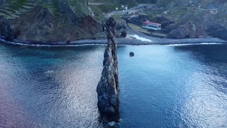 Drohnenaufnahme-über-Der-Wunderschönen-Vulkaninsel-Madeira-In-Portugal