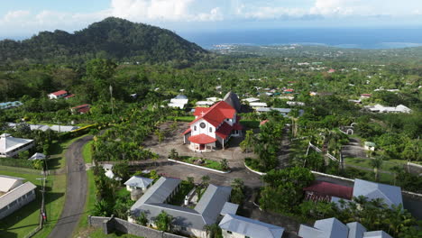 Vista-Panorámica-Aérea-De-La-Isla-De-Upolu-Con-Una-Iglesia-De-La-Ciudad-En-Samoa