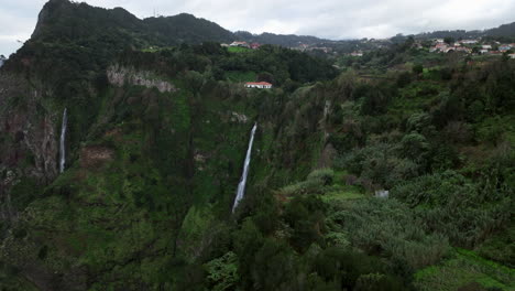 Luftaufnahme-Von-Wasserfällen,-Die-Die-Bergklippe-In-Rocha-Do-Navio,-Insel-Madeira,-Portugal,-Hinunterfließen