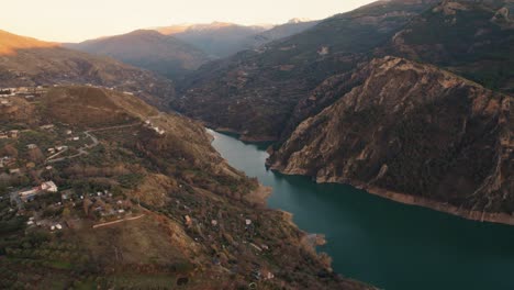 Blick-Aus-Der-Vogelperspektive-Auf-Den-Beginn-Des-Canales-Stausees-Und-Die-Hohen-Berge-In-Den-Güéjar-Sierras-In-Spanien