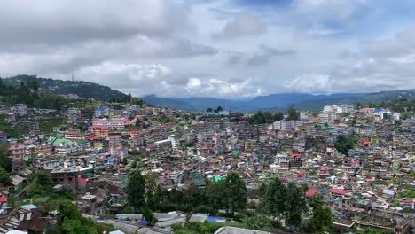 Ein-Schwenk-Aus-Der-Vogelperspektive-Auf-Die-Stadt-Kohima-Im-Nagaland,-Indien