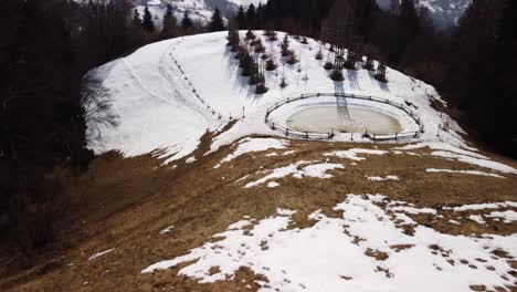 Luftdrohnenansicht-Der-Bergamoser-Alpen,-Orobie-Pflanzenkathedrale,-Schneebedeckter-Berg