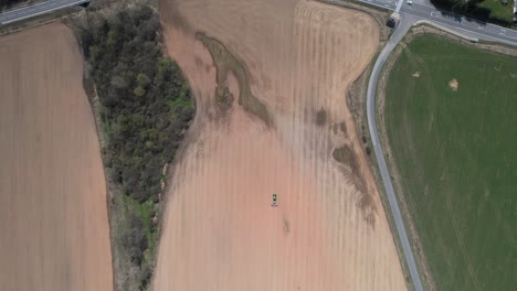 Drohnentraktor-Zieht-Drei-Schwere-Walzen-über-Ackerland-Und-Betreibt-Monokulturlandwirtschaft