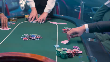 Gruppe-Von-Leuten,-Die-Im-Casino-Pokerkarten-Spielen