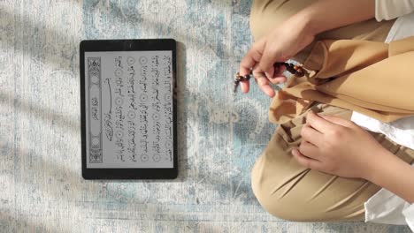 Musulmán-Haciendo-Dhikr-Y-Leyendo-El-Corán-Digitalmente-Desde-Una-Tableta