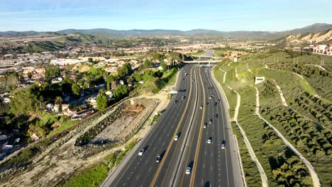 El-Tráfico-De-La-Autopista-En-Sant-Clarita---Ruta-Estatal-14-Antelope-Valley-Freeway-Sobrevuelo-Aéreo
