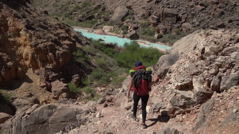Excursionista-Femenina-En-La-Ruta-De-Senderismo-De-Sal-Hopi,-Mirador-Sobre-El-Oasis-En-El-Parque-Nacional-Del-Gran-Cañón,-Arizona,-Ee.uu.