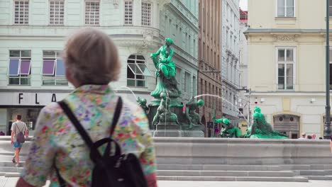 Der-Donnerbrunnen-Ist-Ein-Brunnen-Aus-Dem-18.-Jahrhundert-Auf-Dem-Berühmten-Neuen-Markt-In-Wien-Und-Beherbergt-Mehrere-Allegorische-Statuen
