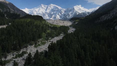 Berge-Im-Norden-Pakistans,-Luftaufnahme-Von-Schneebedeckten-Gipfeln,-Gletscherbach-Und-Grünem-Wald,-Drohnenaufnahme