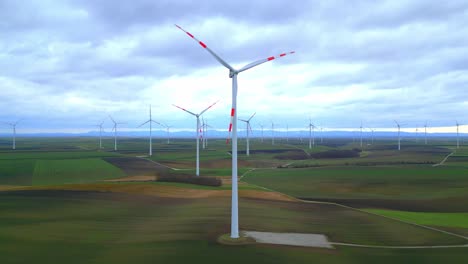 Rotierende-Windkraftanlagen-Mit-Grüner-Feldlandschaft-Auf-Dem-Land
