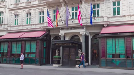 Dies-Ist-Der-Haupteingang-Des-Weltberühmten-Hotels-Sacher-Im-Herzen-Von-Wien