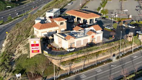 Luftaufnahme-Der-McDonalds-Fast-Food-Kette,-Fahrt-Durch-Ein-Restaurant-Im-Sonnigen-Kalifornien