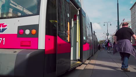 Menschen-Steigen-An-Einer-Haltestelle-Am-Opernring-In-Wien-In-Die-Straßenbahn-Ein-Und-Aus