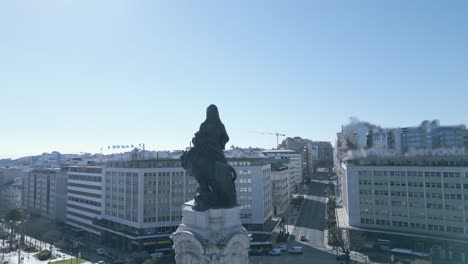Luftaufnahme,-Nahaufnahme,-Drohnenaufnahme-Um-Die-Marques-De-Pombal-Statue,-Liberty-Avenue-Park-Im-Hintergrund,-Sonniger-Tag,-In-Lissabon,-Portugal