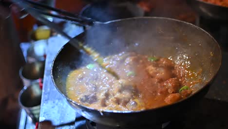 Koch-Rührt-Heißes,-Brutzelndes-Curry-Im-Wok