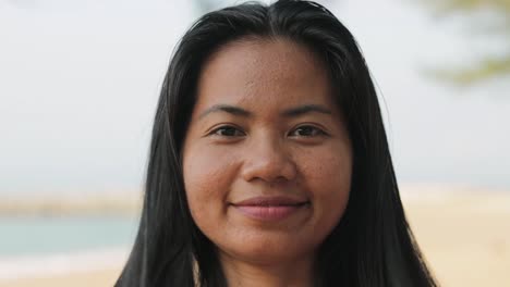 Südostasiatische-Frau,-Die-Ihr-Haar-Mit-Den-Fingern-Bürstet
