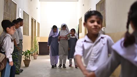 Niñas-De-La-Escuela-Caminando-Por-El-Pasillo-Saliendo-De-Su-Salón-De-Clases-En-Karachi,-Pakistán