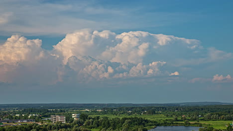 Dynamische-Wolkenlandschaft-Im-Zeitraffer-über-Einer-Europäischen-Stadt-Im-Sommer