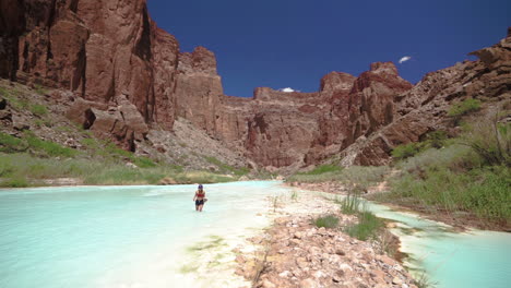 Mujer-Caminando-En-Aguas-Turquesas-Del-Parque-Nacional-Del-Gran-Cañón-Del-Pequeño-Río-Colorado,-Arizona-Usa,-Cámara-Lenta