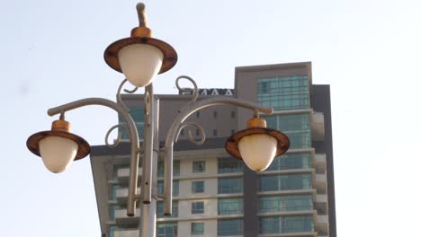 Lámpara-De-Calle-Fuera-De-Los-Apartamentos-Residenciales-Emaar-En-Karachi