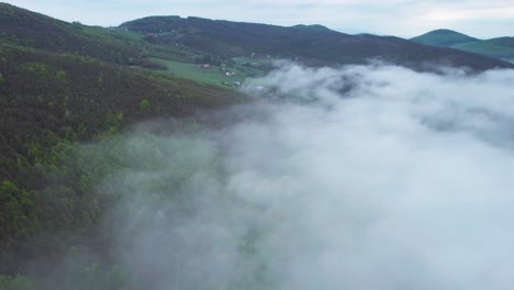 Luftaufnahme-Einer-Wolkenwand,-Die-Das-Basistal-Des-Tatra-Gebirges-In-Der-Slowakei-Bedeckt