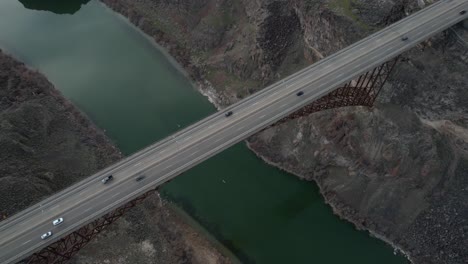 Perrine-Bridge-Traffic-Over-Snake-River,-Twin-Falls-Idaho-USA,-Cinematic-Aerial-View