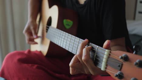 Mujer-Irreconocible-Aprendiendo-A-Tocar-Un-Instrumento-De-Guitarra