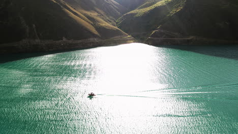 Barco-A-Motor-Navegando-Por-Windy-River-En-Cromwell,-Central-Otago,-Nueva-Zelanda