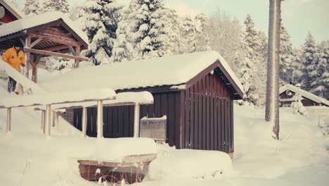 Hombre-Paleando-Nieve-Alrededor-De-Cabañas-En-Indre-Fosen,-Noruega---Estática